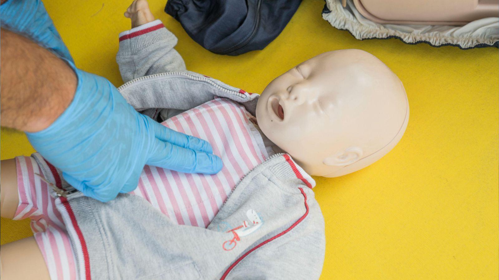 playground emergency preparedness, child safety playground, playground injury prevention, emergency response kids playground, first aid for playground injuries, playground safety tips, child accident response, playground safety equipment, pediatric emergency training, location-specific playground safety